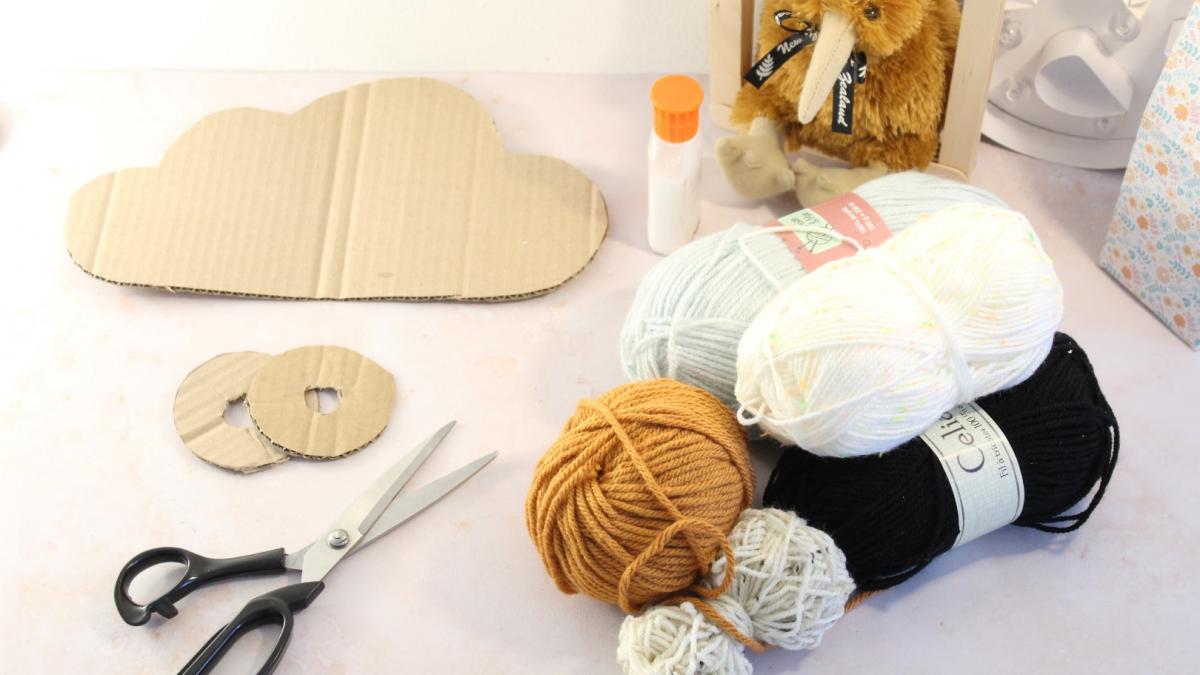 DIY fabriquez un nuage en pompons pour la chambre de